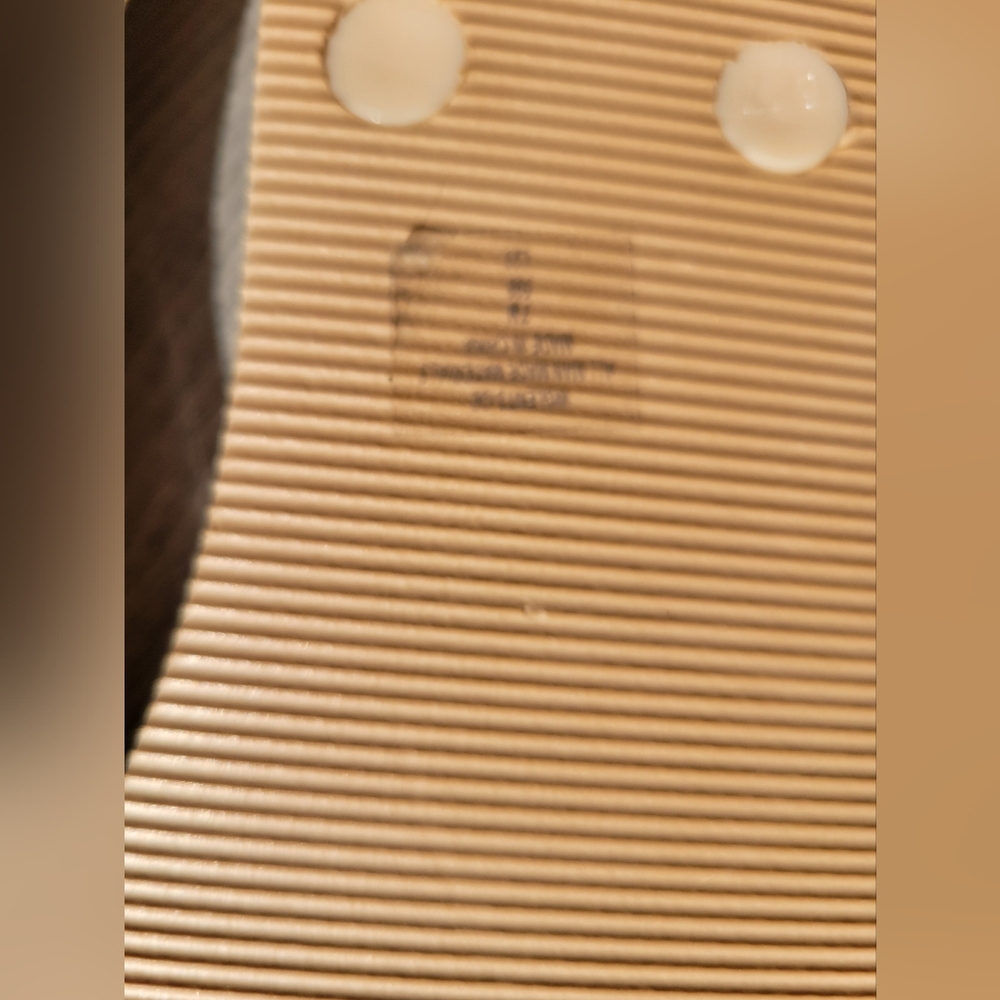 Guess womens size 7 Beige Flip Flops with rhinestone Detail - Picture 5 of 7